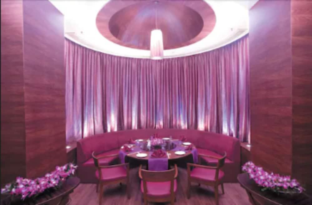 The Retreat Hotel & Convention Centre Mumbai Exterior foto