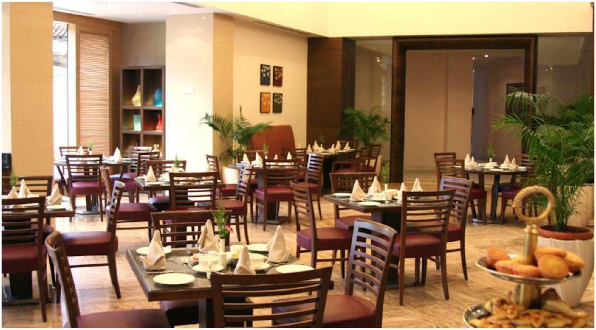 The Retreat Hotel & Convention Centre Mumbai Exterior foto