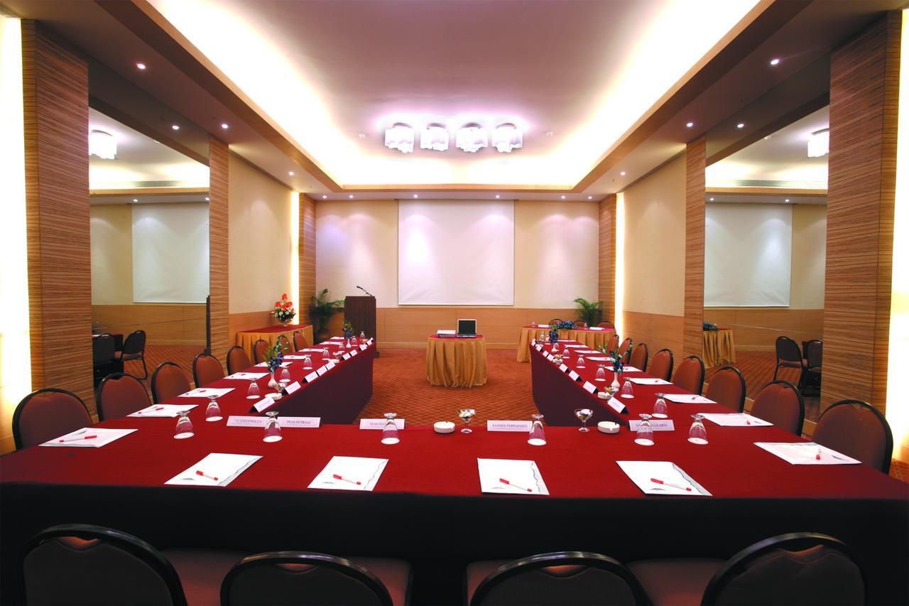 The Retreat Hotel & Convention Centre Mumbai Exterior foto